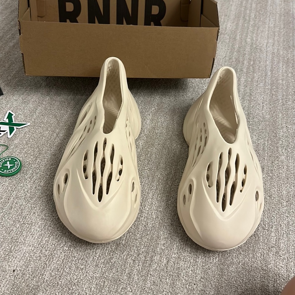 adidas Mens Yeezy Foam Runner GX4472. US size 9